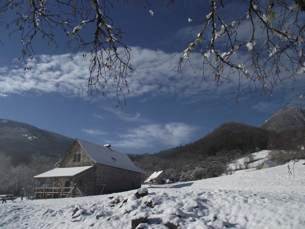 Les Chalets De La Foret D'Issaux Osse-en-Aspe Eksteriør billede